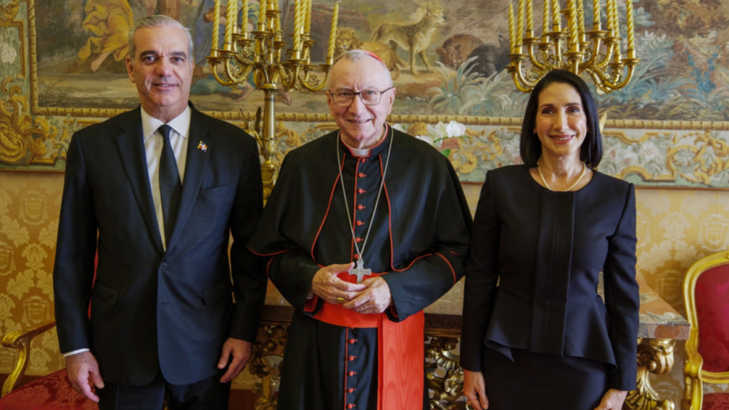 Presidente Luis Abinader y secretario de Estado de la Santa Sede, Pietro Parolin.
