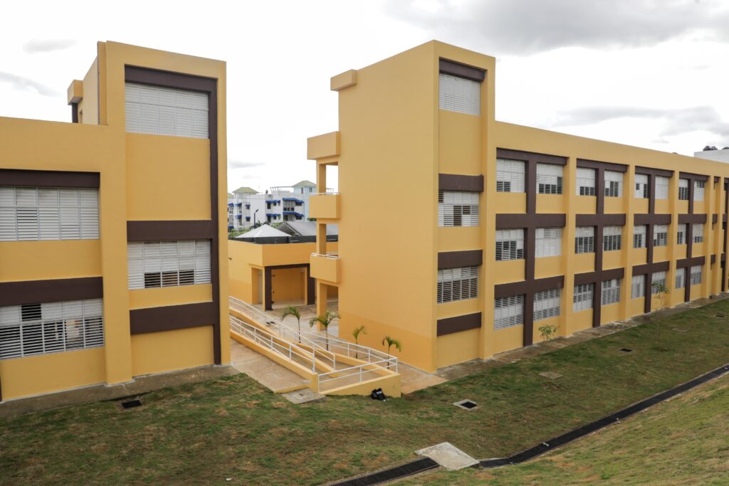 El nuevo centro de estudios esperado por los comunitarios por más de 12 años, forma parte de las acciones del mandatario para continuar fortaleciendo la infraestructura escolar y ampliando la cobertura educativa en la provincia Santo Domingo