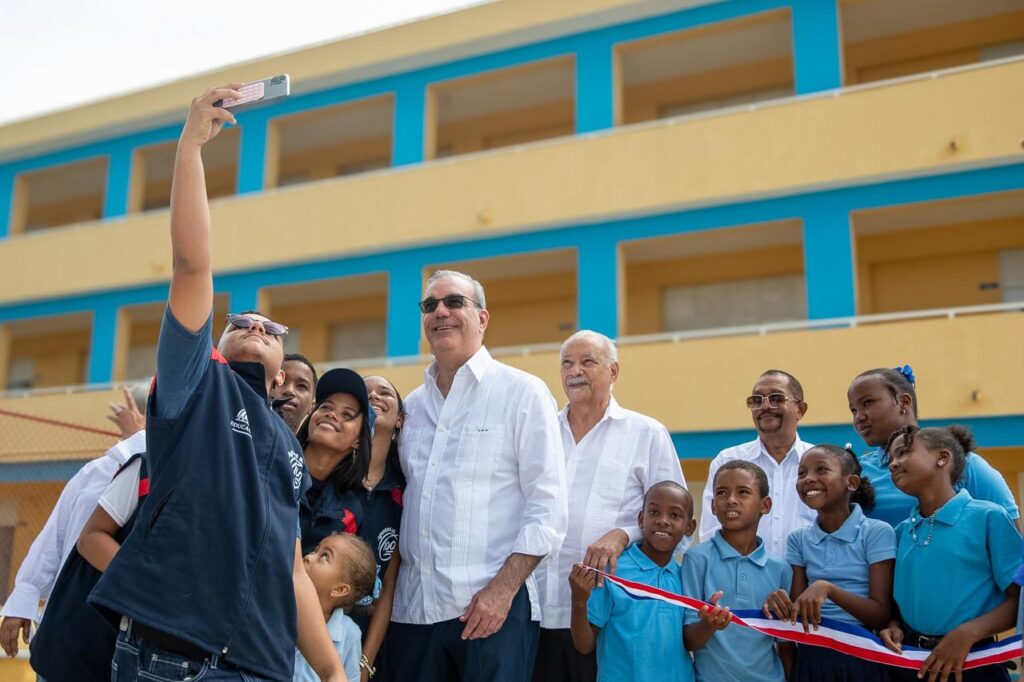 Viceministro de Acreditación y Certificación Docente del Ministerio de Educación, Francisco de Óleo destaca el impulso del presidente Abinader a una educación de calidad y a la formación de estudiantes con valores