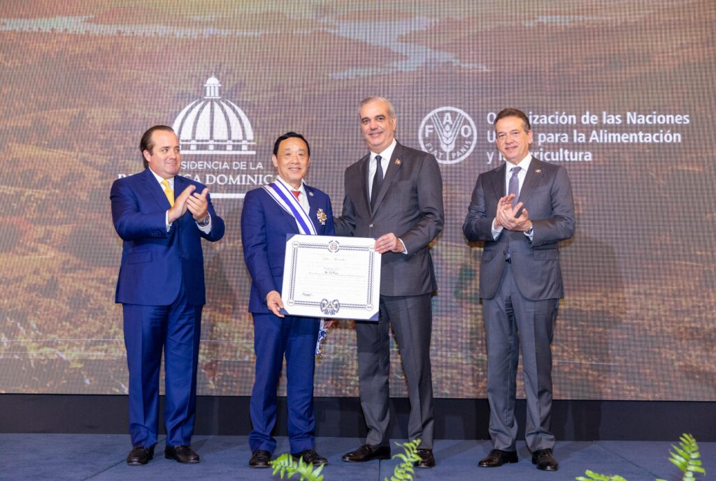 El presidente Luis Abinader condecoró director general de la FAO, Qu Dongyu, y al representante de la FAO en el país, Rodrigo Castañeda, por sus trayectorias y aportes a la lucha contra el hambre en el mundo.