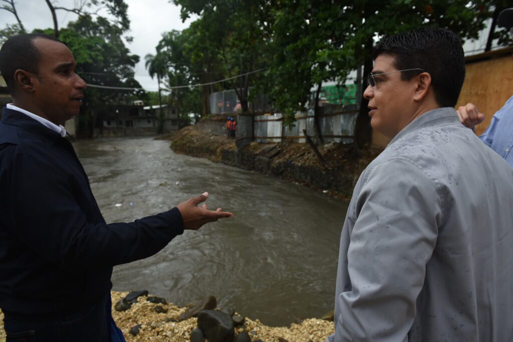 El director de la CAASD informó que los tramos saneados presentan un funcionamiento adecuado y exhortó a la ciudadanía a evitar el lanzamiento de basura en las cañadas