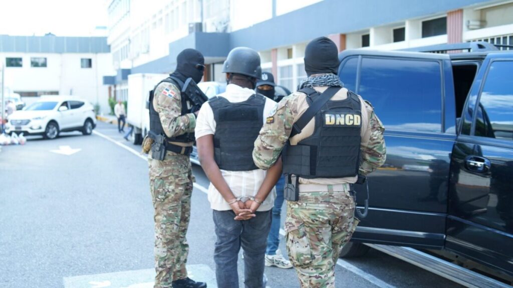 ​Agentes de la DNCD y la Policía Nacional arrestaron al prófugo en el distrito municipal de La Caleta, municipio de Boca Chica.
