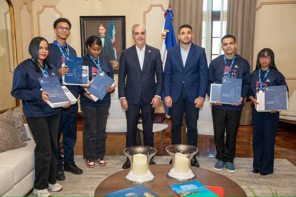 Jóvenes dominicanos que rompieron el récord mundial de lectura en voz de alta