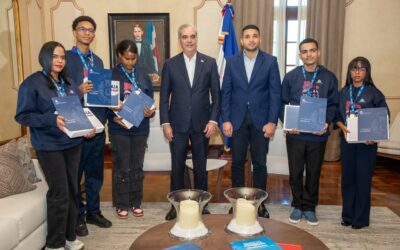 Jóvenes dominicanos que rompieron el récord mundial de lectura en voz de alta