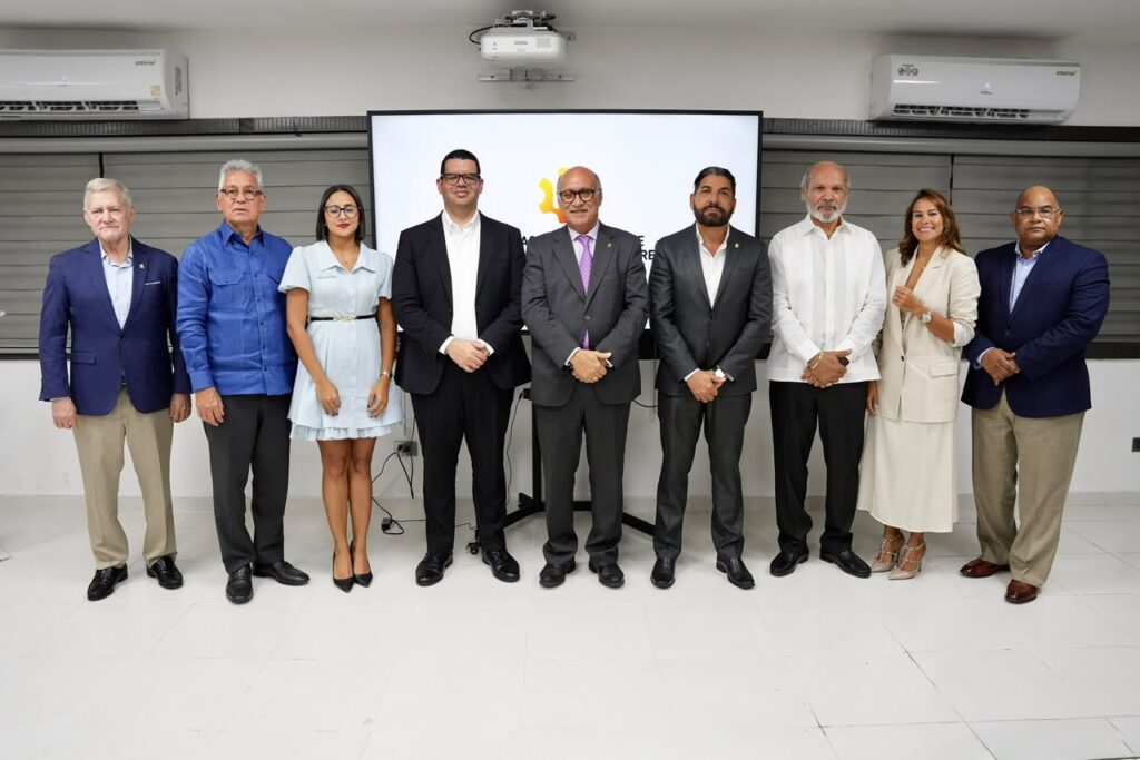 La junta directiva de ANEIH junto al orador invitado Víctor Santana