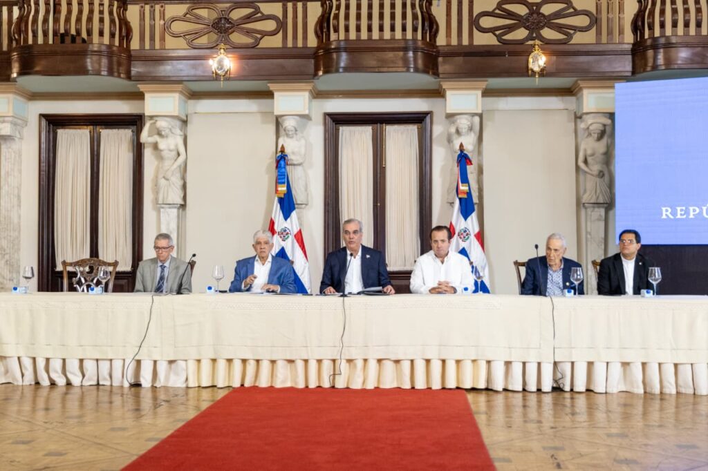La adjudicación del puente Basculante que conecta el Distrito Nacional con Santo Domingo Este, la galería de drenaje de la Avenida Luperón y los trabajos de ampliación en la Calle Las Damas, forman parten de las obras en ejecución. Destaca la solución vial de la avenida República de Colombia, que incluye pasos a desnivel, retornos y nuevas conexiones viales
