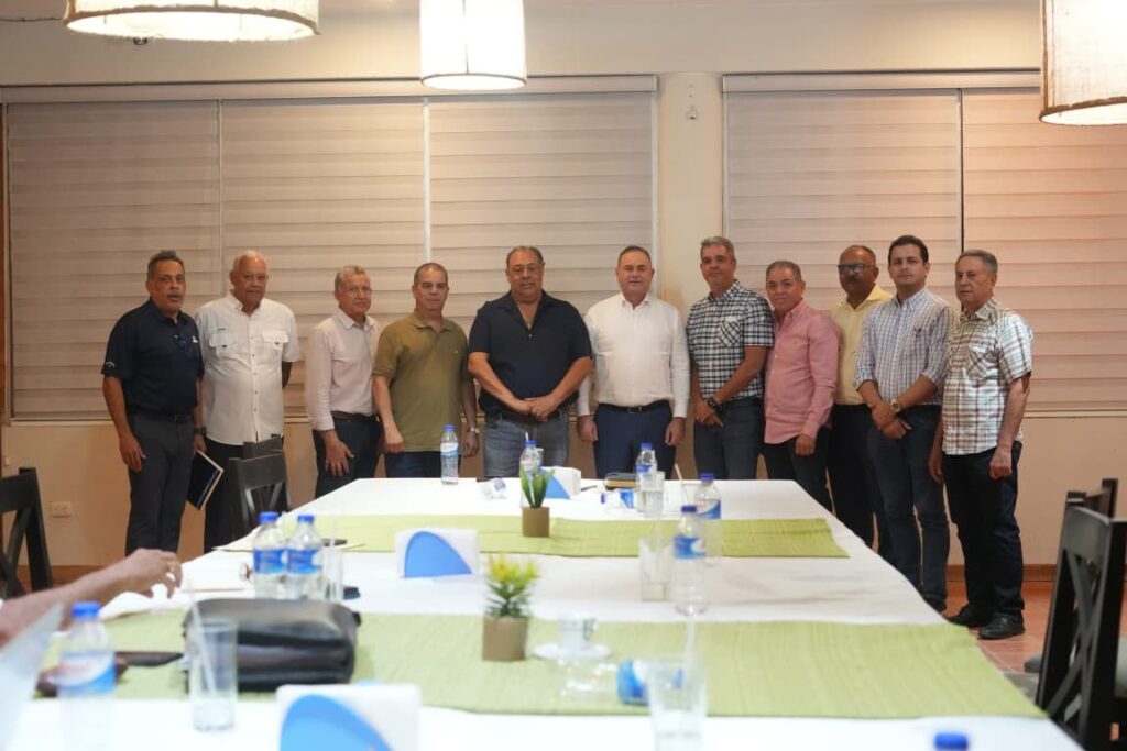 Productores avícolas saludan decisión del ministro Francisco Oliverio Espaillat ante la sobreoferta y destacan su impacto para preservar la estabilidad del sector.