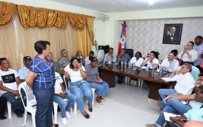 Wellington Arnaud socializa con comunitarios de Hato Damas