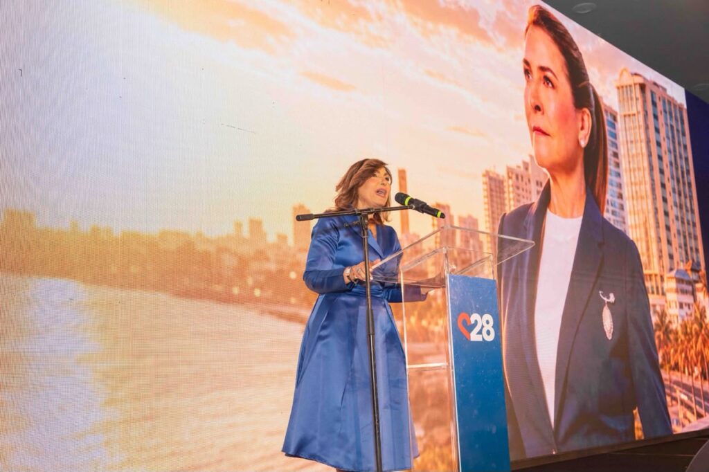 La dirigente destacó la capacidad de gestión, cercanía y firmeza de Carolina, y aseguró que trabajará junto a su equipo para llevarla a la Presidencia de la República en 2028.