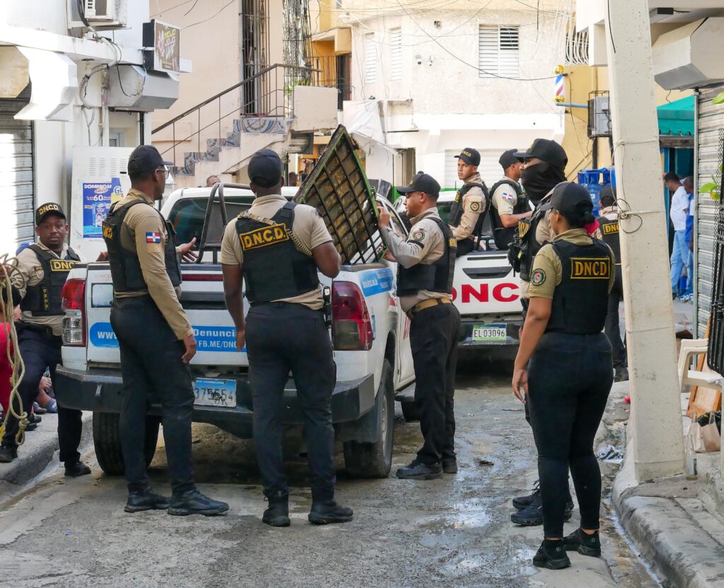 DNCD, MP y la PN ejecutaron 28 allanamientos y 1,478 operativos simultáneos, logrando la captura de 253 personas y la incautación de armas de alto calibre, vehículos y dinero en efectivo.