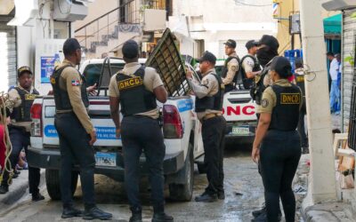 DNCD, MP y la PN ejecutaron 28 allanamientos y 1,478 operativos simultáneos, logrando la captura de 253 personas y la incautación de armas de alto calibre, vehículos y dinero en efectivo.