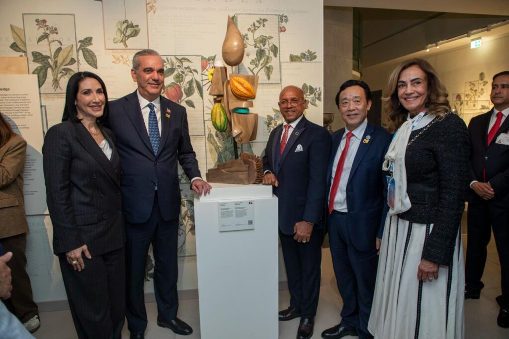 También entrega una obra escultórica del artista dominicano Juan Trinidad al Museo de la FAO