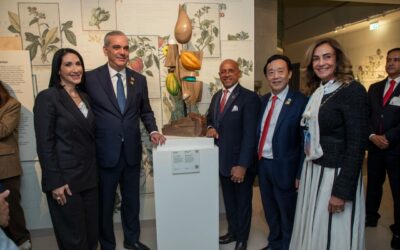También entrega una obra escultórica del artista dominicano Juan Trinidad al Museo de la FAO