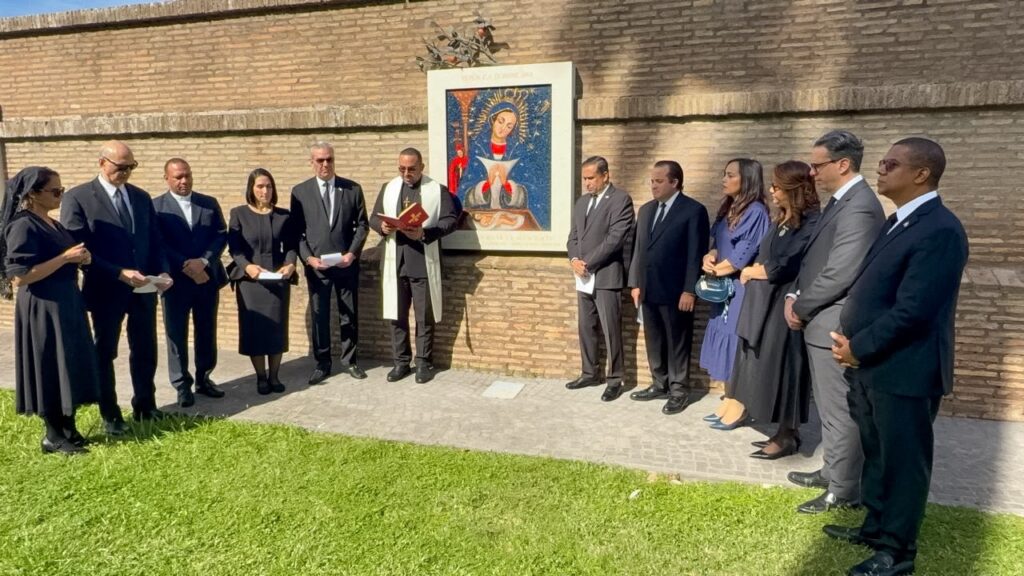 Junto a la primera dama Raquel Arbaje, elevó plegarias por la recuperación del pontífice, la paz de las familias y la protección del pueblo dominicano
