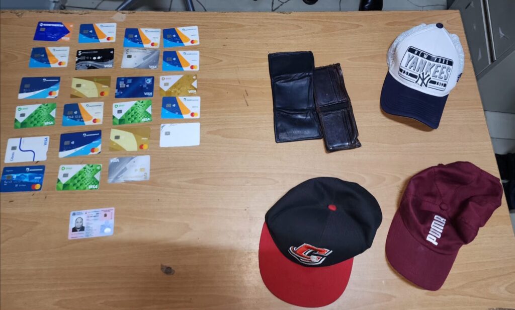 Detienen hombre por presunto cambiazo de tarjetas