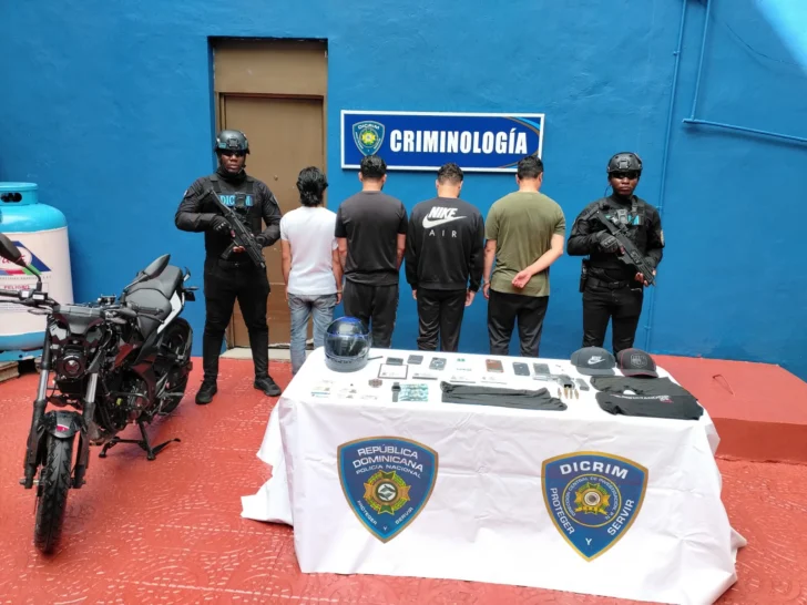 El órgano persecutor los vincula con dos hechos ocurridos en establecimientos comerciales de Piantini y Naco, donde fueron sustraídos un reloj Rolex y dinero en efectivo